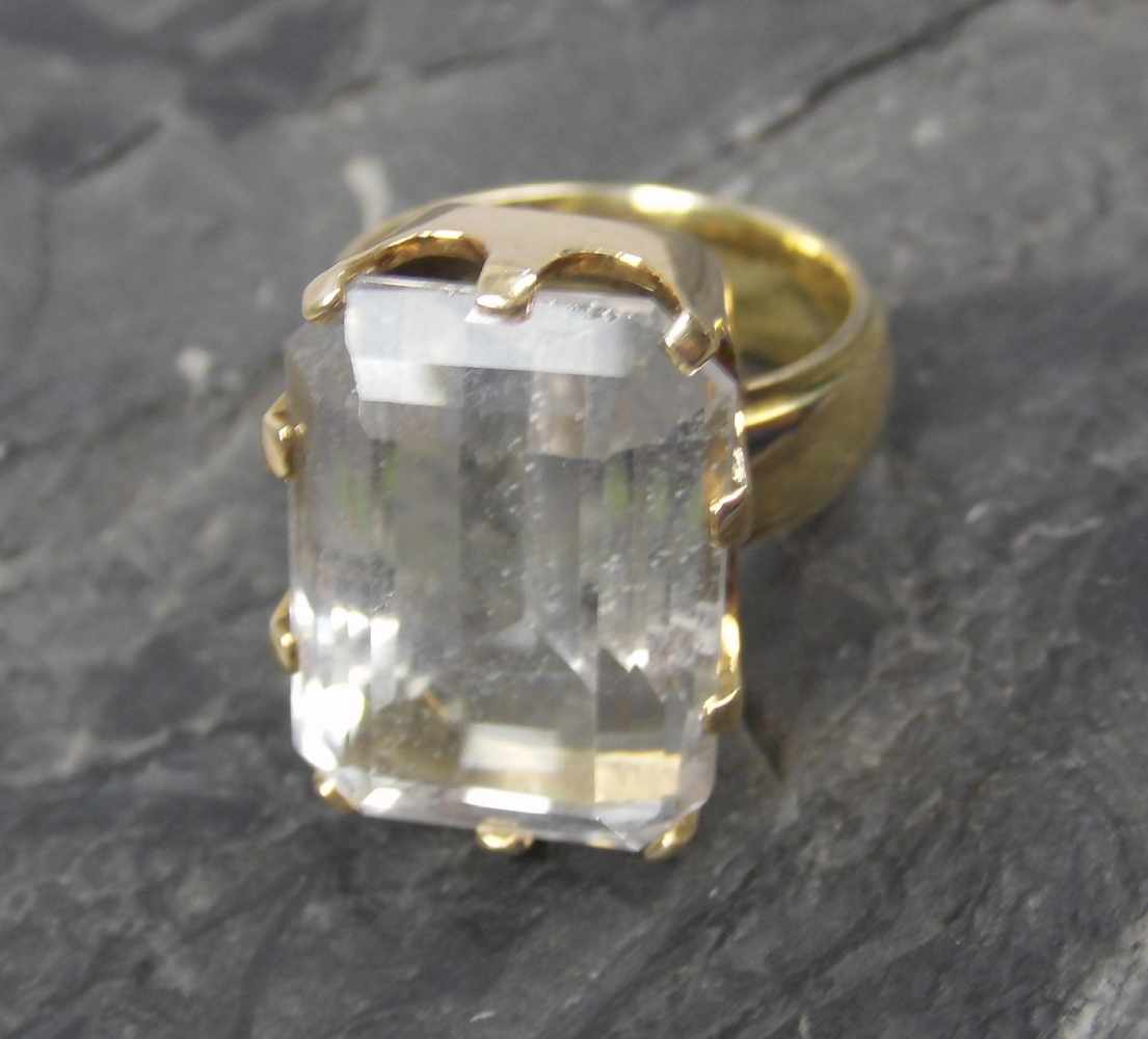 MASSIVER RING, besetzt mit großem hellem Stein von 5,3ct in Kronenfassung aus 585er Gelbgold (15,