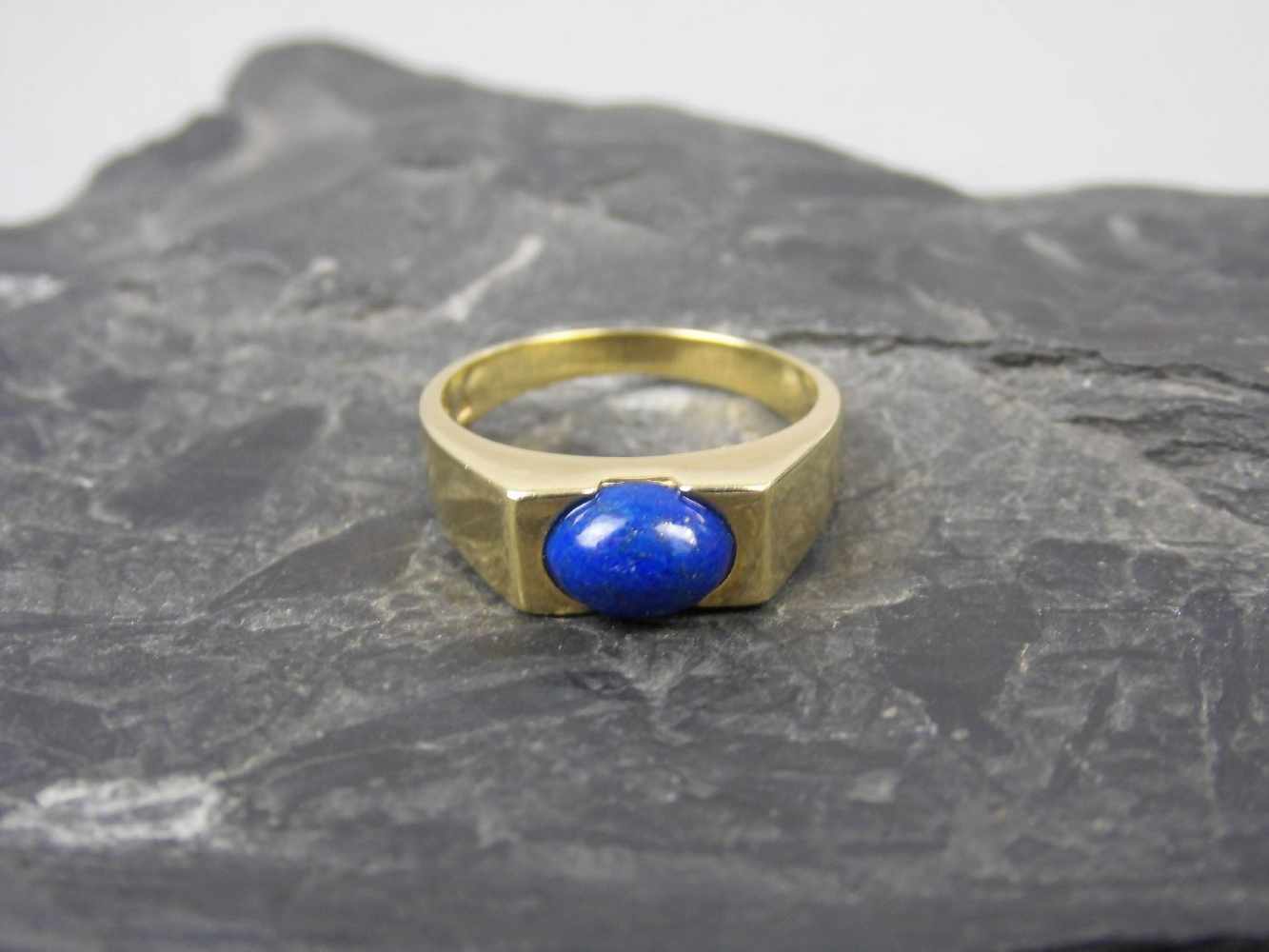 RING, 333er Gelbgold (4,1g), besetzt mit einem Lapislazuli im Cabochonschliff. Ringkopfgr: 0,6 x 1,