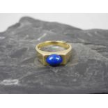 RING, 333er Gelbgold (4,1g), besetzt mit einem Lapislazuli im Cabochonschliff. Ringkopfgr: 0,6 x 1,