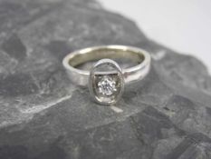 MODERNER RING, 585er Weißgold (4g), besetzt mit einem Brillanten v. 0,08ct. Ringschiene gem. "VB",