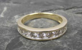 RING, 417er Gelbgold (2,9g), ungetragen, besetzt mit 10 Diamanten Ringgröße 53/54Dieses Los wird