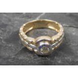 KLASSISCHER RING, bicolor 585er Gold (6,9g) besetzt mit Brillanten von 0,15ct, Ring-Gr. 57Dieses Los