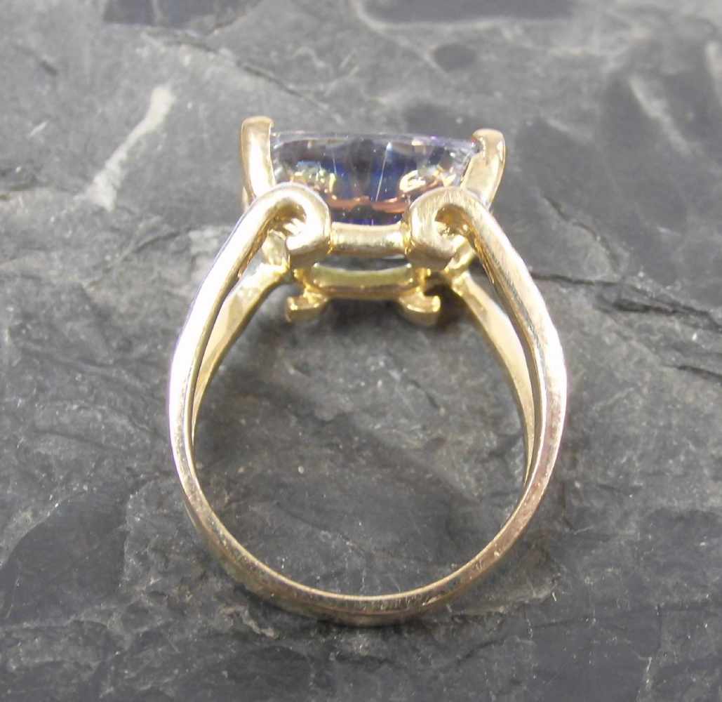 RING, 375 Gelbgold (5,9g), besetzt mit einem großen blau-violetten Edelstein. Ringkopfgr: 1,0 x 1, - Image 3 of 4