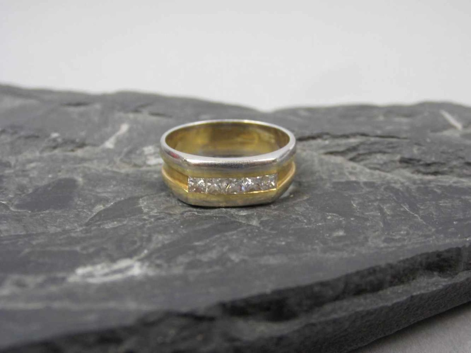 RING, bicolor, 750er Gold (5,4g), Ringschiene besetzt mit 5 Brillangen von je 0,05ct. Ringgr. 56/57.