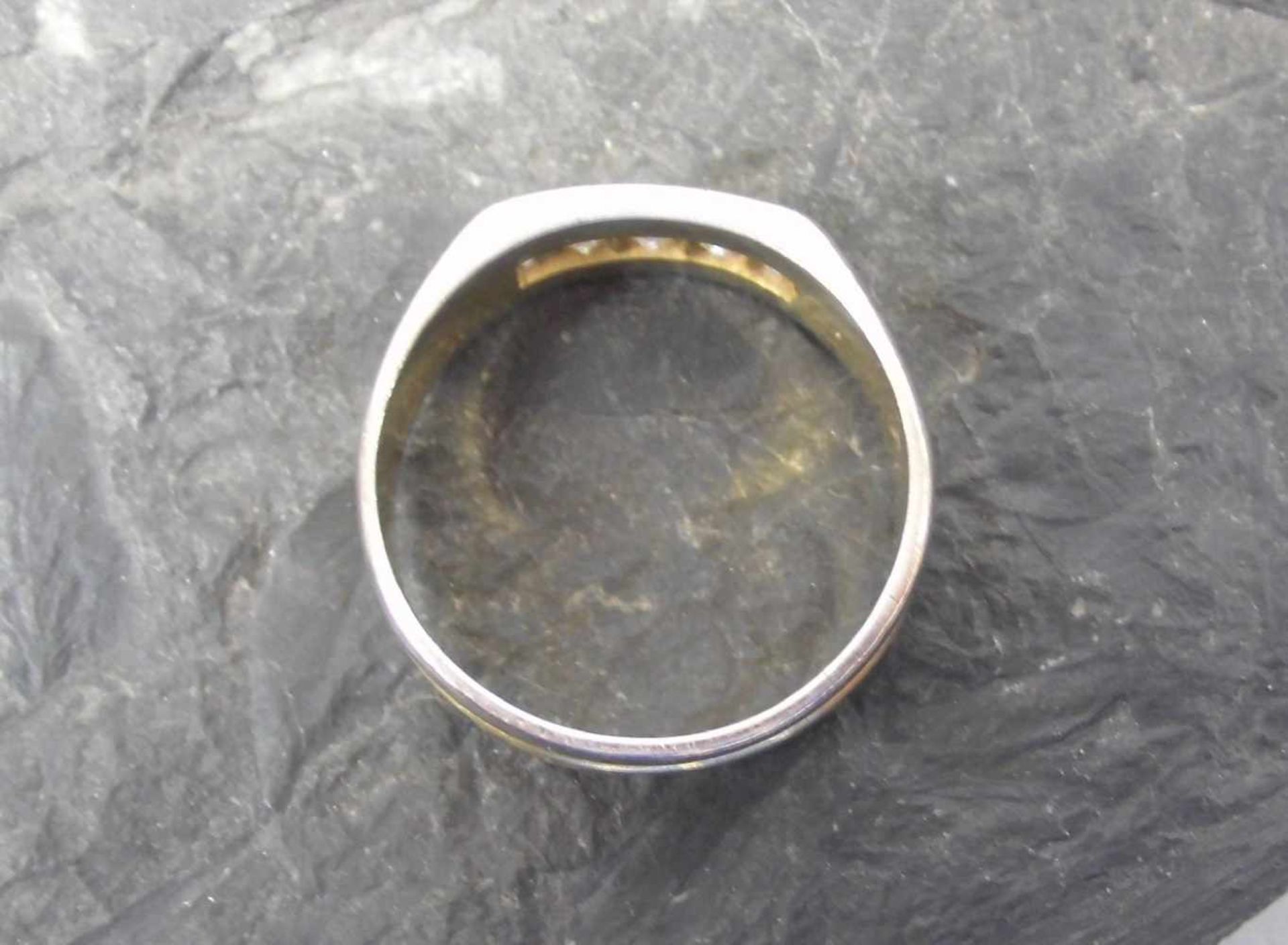 RING, bicolor, 750er Gold (5,4g), Ringschiene besetzt mit 5 Brillangen von je 0,05ct. Ringgr. 56/57. - Image 2 of 3