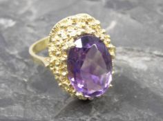 RING, (Gr. 57/58) besetzt mit ovalem, geschl. Amethysten in durchbrochener 585er Gelbgoldfassung (