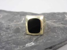 RING, 585er Gelbgold (9,8g), besetzt mit einem Onyx (1,5 x 1,3 cm), Ringgröße: 66/67Dieses Los