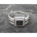 RING, 925er Silber (4g) besetzt mit 28 Diamanten und 22 schwarzen Diamanten, Ringgröße 56/57Dieses