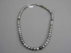 TAHITI - PERLEN - STRANG / KETTE, 66 grau-anthrazitfarbene Perlen, D. 9 bis 11,5 mm; einfacher