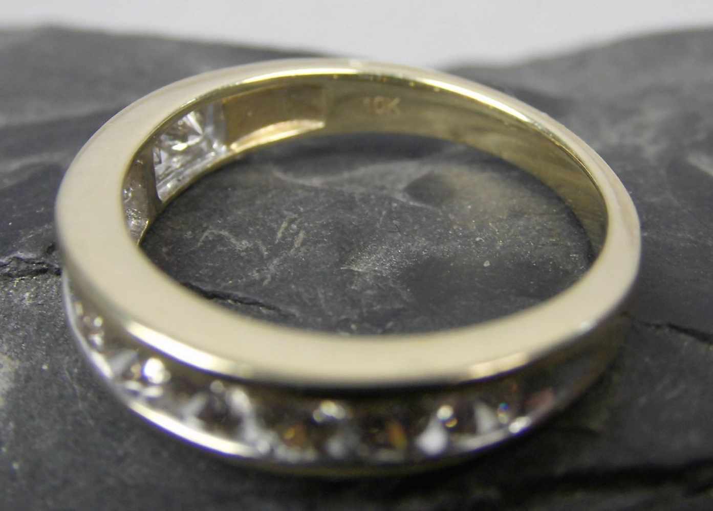 RING, 417er Gelbgold (2,9g), ungetragen, besetzt mit 10 Diamanten Ringgröße 53/54Dieses Los wird - Image 3 of 3