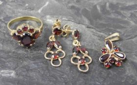 GRANAT - SCHMUCKSET, bestehtnd aus Ring (Gr. 55/56), Ohrstecker und Anhänger in 333er Gelbgold-