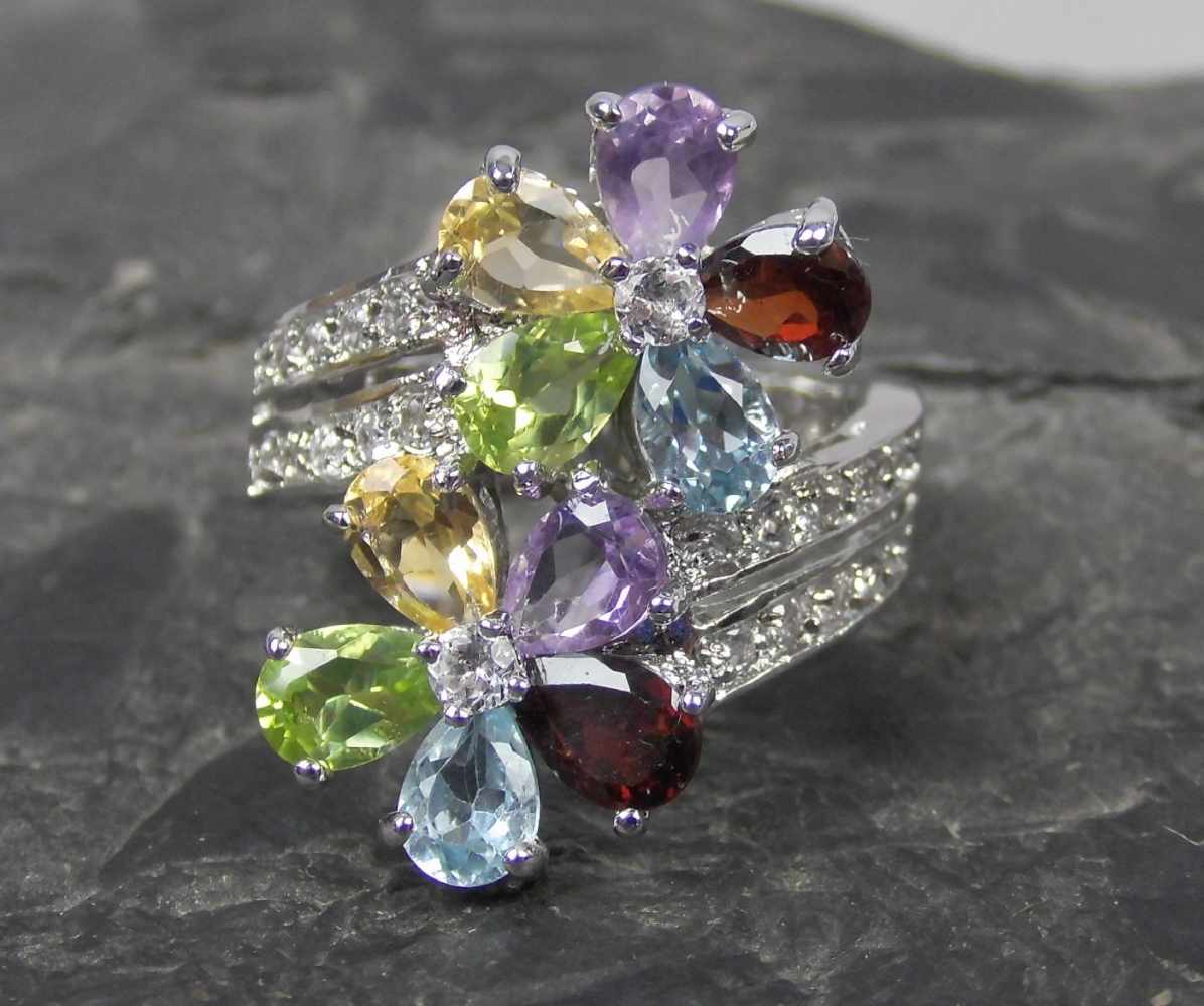 RING, 925er Silber (7,5g) besetzt mit 22 Diamanten und 10 echten Steinen in Blütenform, Ringgröße
