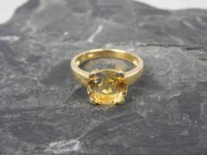 RING, 375er Gelbgold (3,8g), besetzt mit einem Citrin. Ringkopfgr: 1 x 1cm, Ringgr: 57Dieses Los