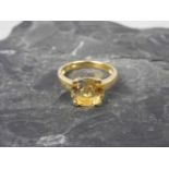 RING, 375er Gelbgold (3,8g), besetzt mit einem Citrin. Ringkopfgr: 1 x 1cm, Ringgr: 57Dieses Los