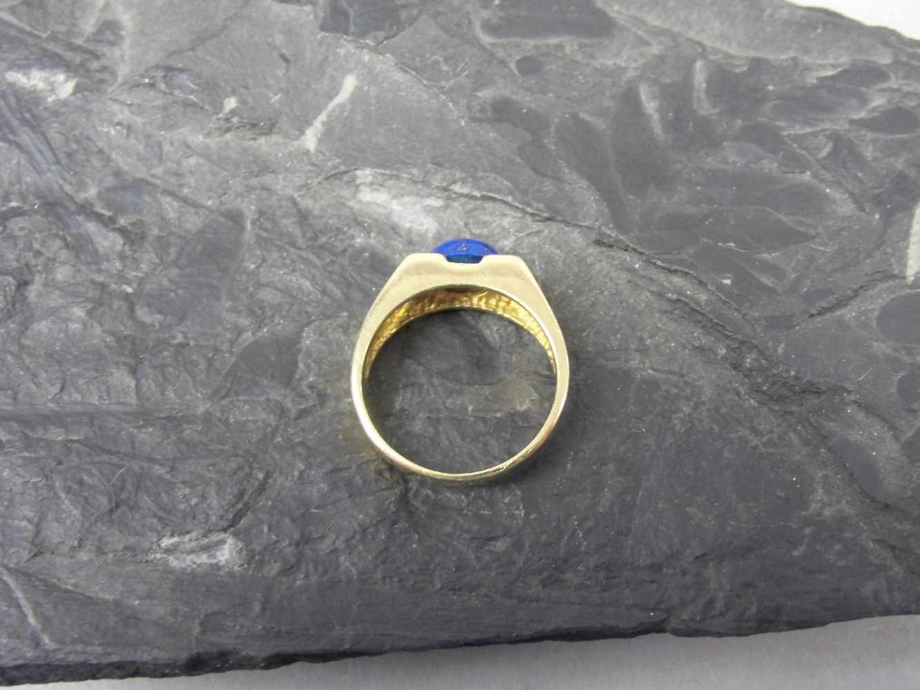 RING, 333er Gelbgold (4,1g), besetzt mit einem Lapislazuli im Cabochonschliff. Ringkopfgr: 0,6 x 1, - Image 2 of 3