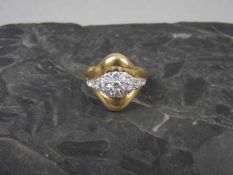 RING MIT BRILLANT-BESATZ, 750er Gelbgold (8,8g), mittig ein Brillant von 0,1Ct, umgeben von 16