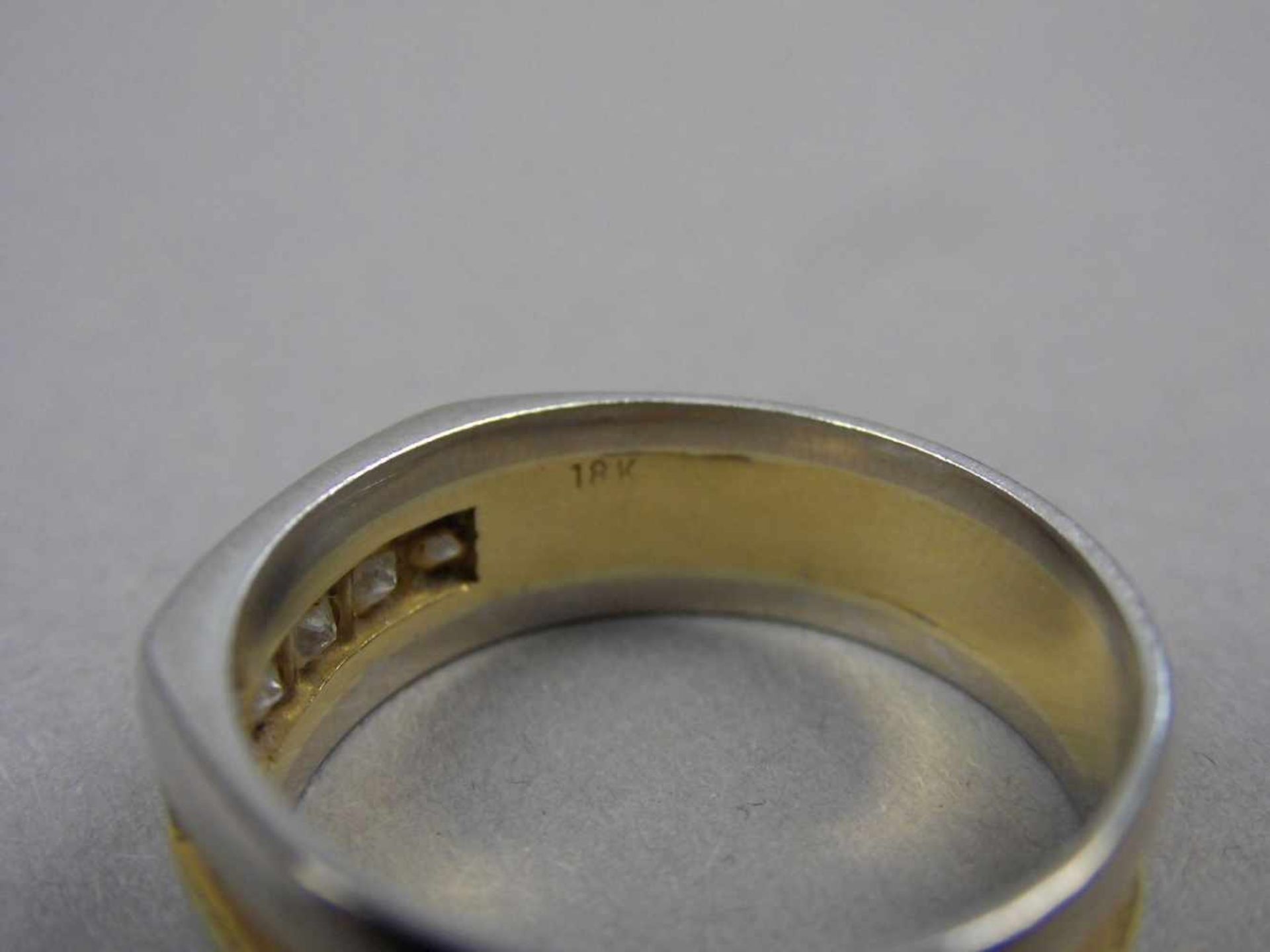 RING, bicolor, 750er Gold (5,4g), Ringschiene besetzt mit 5 Brillangen von je 0,05ct. Ringgr. 56/57. - Image 3 of 3