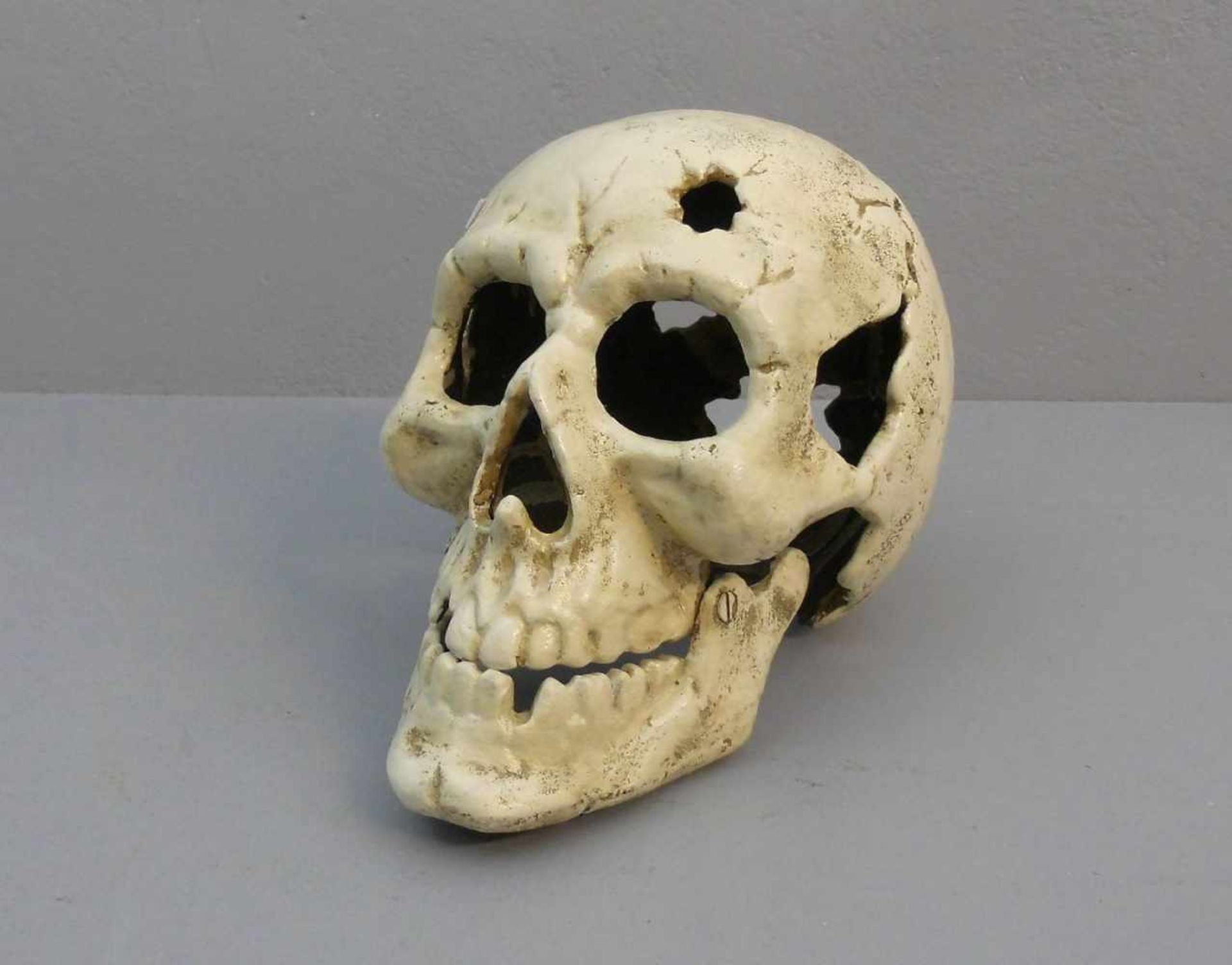 SCHÄDEL / MEMENTO MORI / skull, 20. Jh., Eisen, in leichter Stilisierung naturalistisch gearbeitet - Bild 2 aus 6