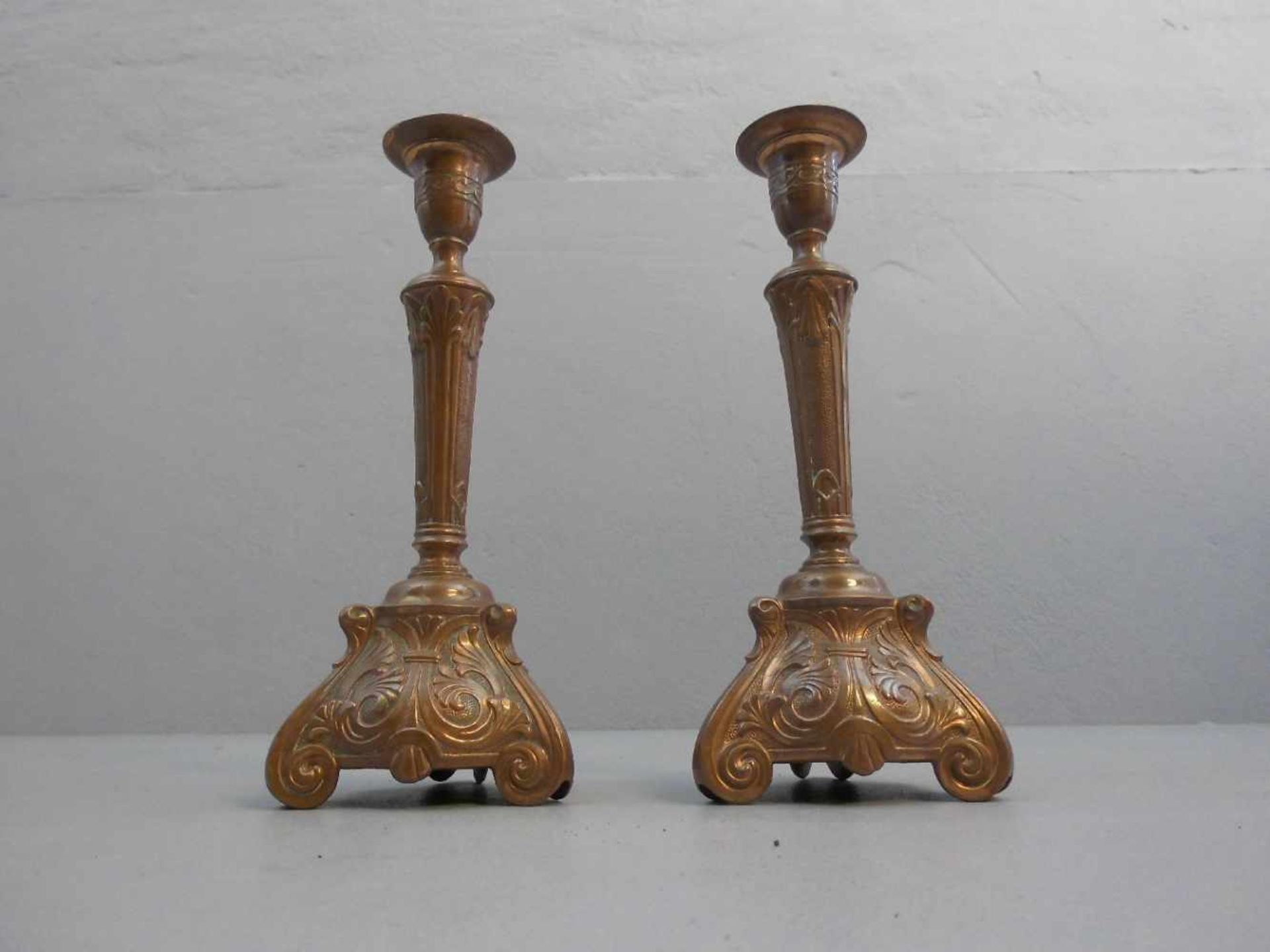 PAAR JUGENDSTIL - LEUCHTER / art nouveau candle stands, kupferfarben bronziertes Metall, um 1900. - Bild 3 aus 3