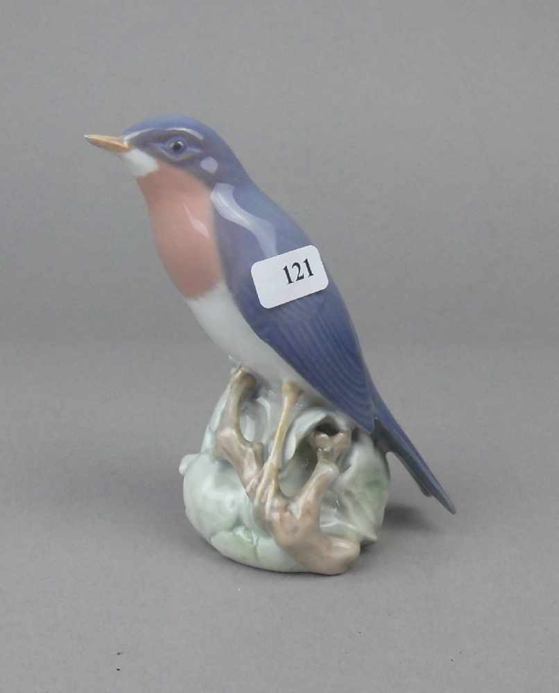 PORZELLANFIGUR: "Vogel", Manufaktur Royal Copenhagen, Dänemark (2. Wahl). Auf Ast mit Laubwerk