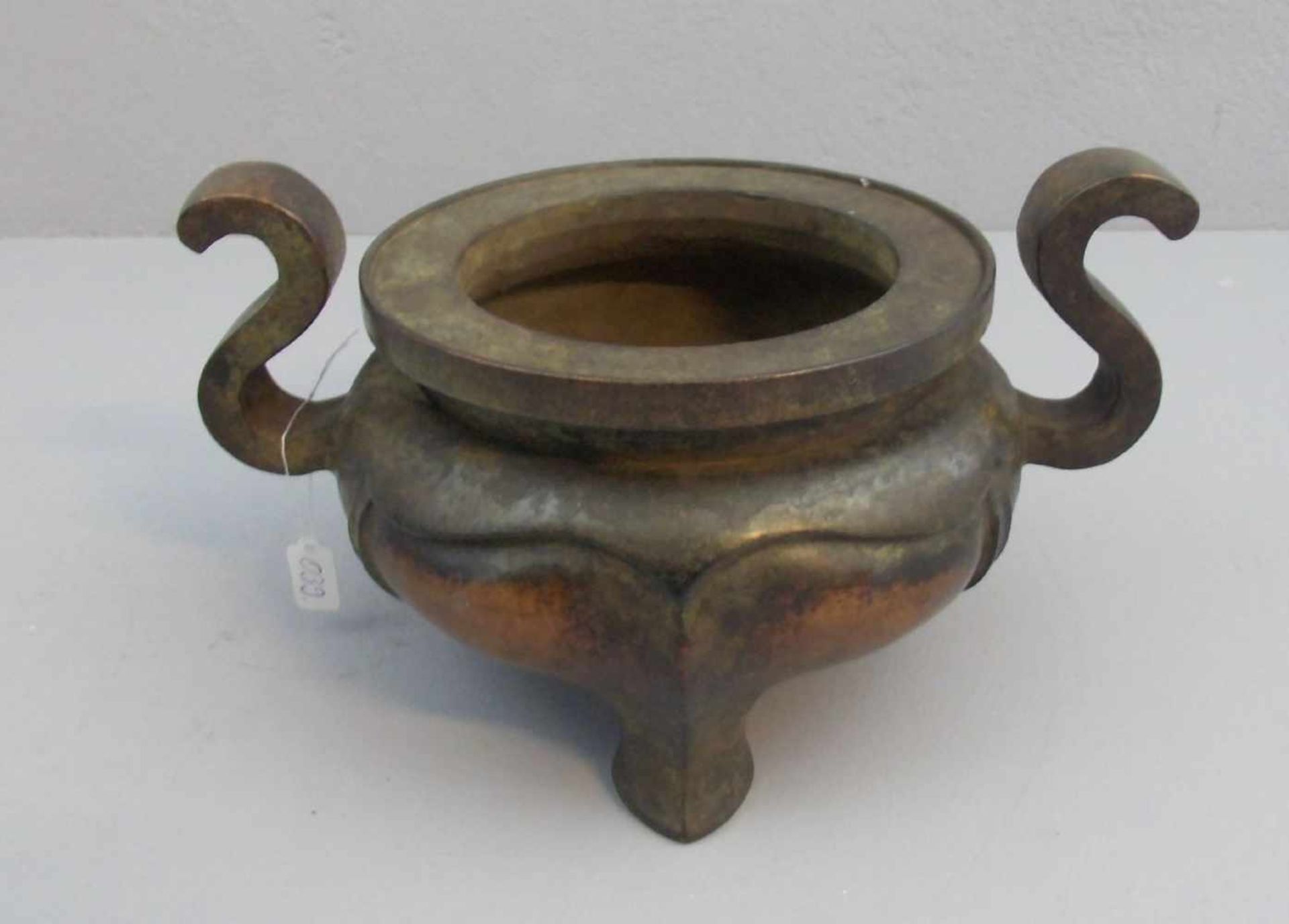 KORO / WEIHRAUCHGEFÄSS / incense holder, China, dunkel patinierte Bronze. Gebauchte Form mit