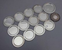 12 UNTERSETZER UND FLASCHENSTAND / silver drip mats, 835er Silber, deutsch. Gemarkt mit Halbmond,