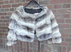 CHINCHILLA BOLERO / KLEINES PELZ-JÄCKCHEN / chinchilla bolero jacket, wohl Größe 34 (XS). Chinchilla