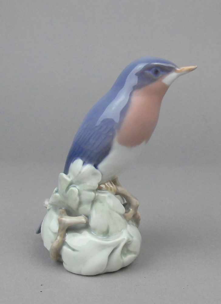 PORZELLANFIGUR: "Vogel", Manufaktur Royal Copenhagen, Dänemark (2. Wahl). Auf Ast mit Laubwerk - Bild 2 aus 4