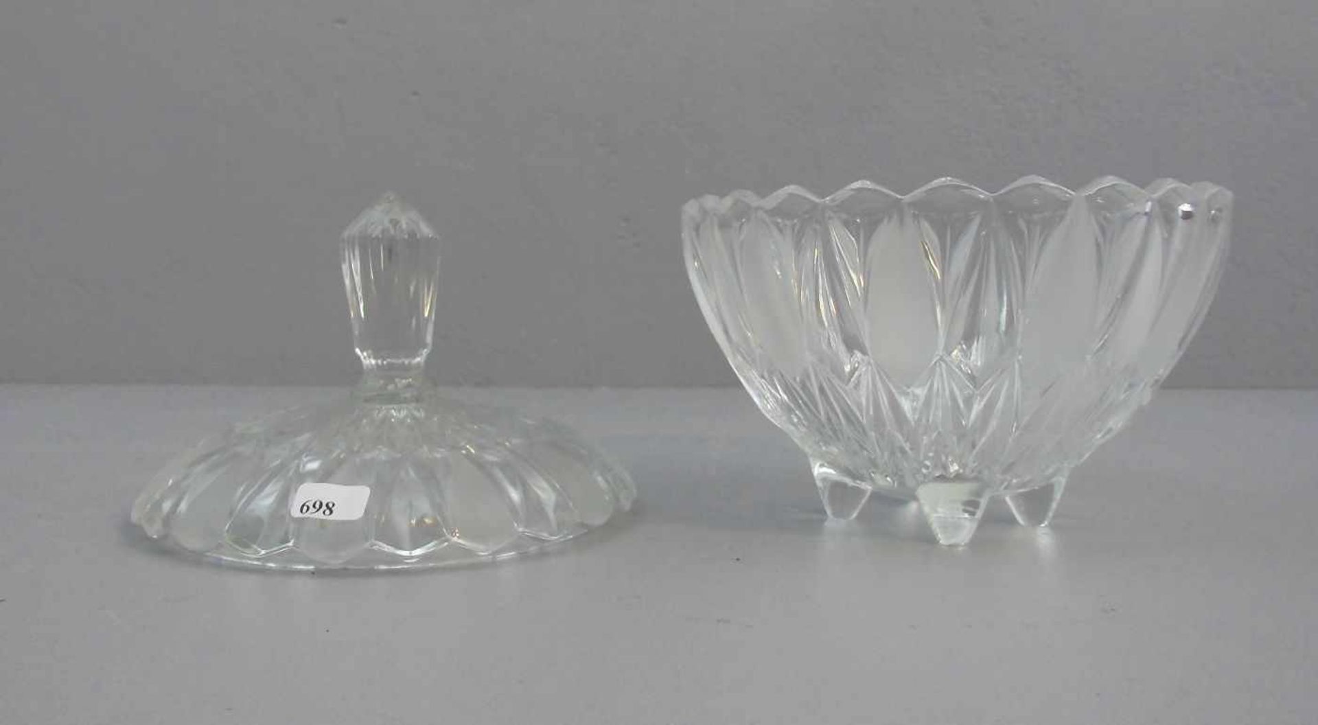 DECKELDOSE / BONBONIERE, Glas, Mitte 20. Jh.; konische, facettierte und partiell mattierte Wandung - Image 2 of 3