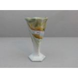 VASE, sogenanntes Marmorglas, formgeblasen und geschliffen; weiße Glasmasse mit grünen, gelben und