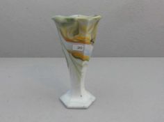 VASE, sogenanntes Marmorglas, formgeblasen und geschliffen; weiße Glasmasse mit grünen, gelben und