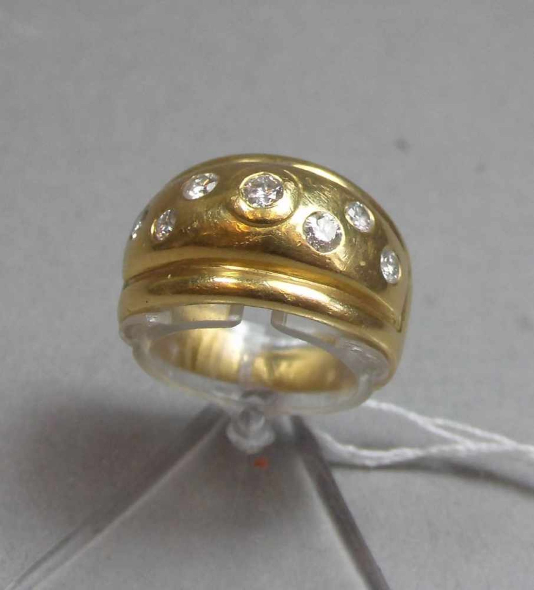 RING, 750er Gelbgold (7,8 g), besetzt mit 7 Brillanten von 0,05 bis 0,1 ct.; Ringschienenbreite 1, - Image 2 of 3