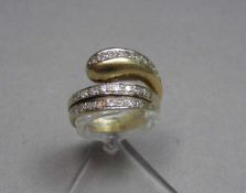 RING IN SCHLANGENFORM, 585er Gelbgold (4,5 g), besetzt mit einer Vielzahl von Brillanten. Ring-Gr.