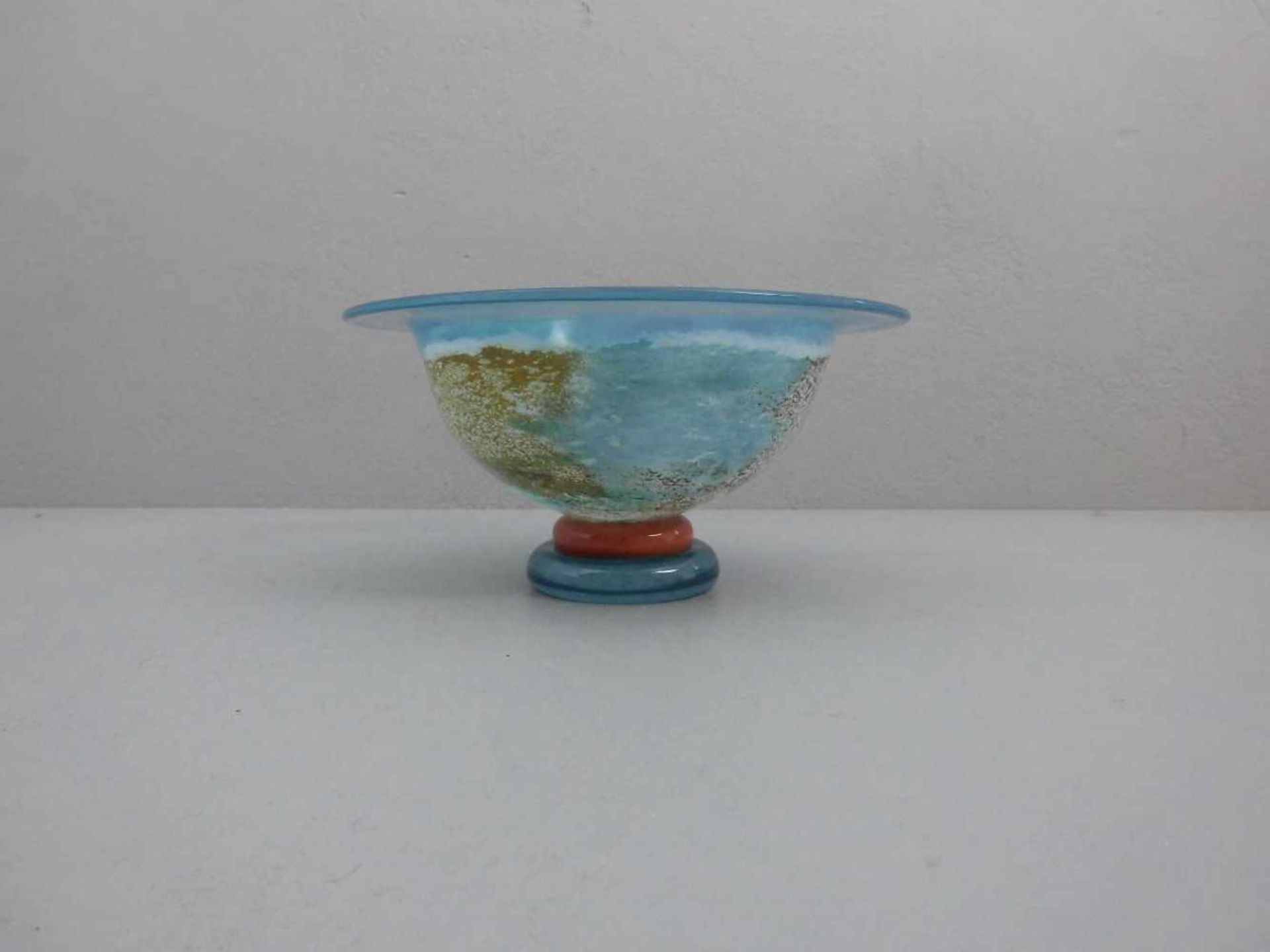 GLASSCHALE / FUSSSCHALE / bowl on a stand. Rundstand aus blauem Glas, Schaft aus Klarglas mit - Bild 4 aus 4