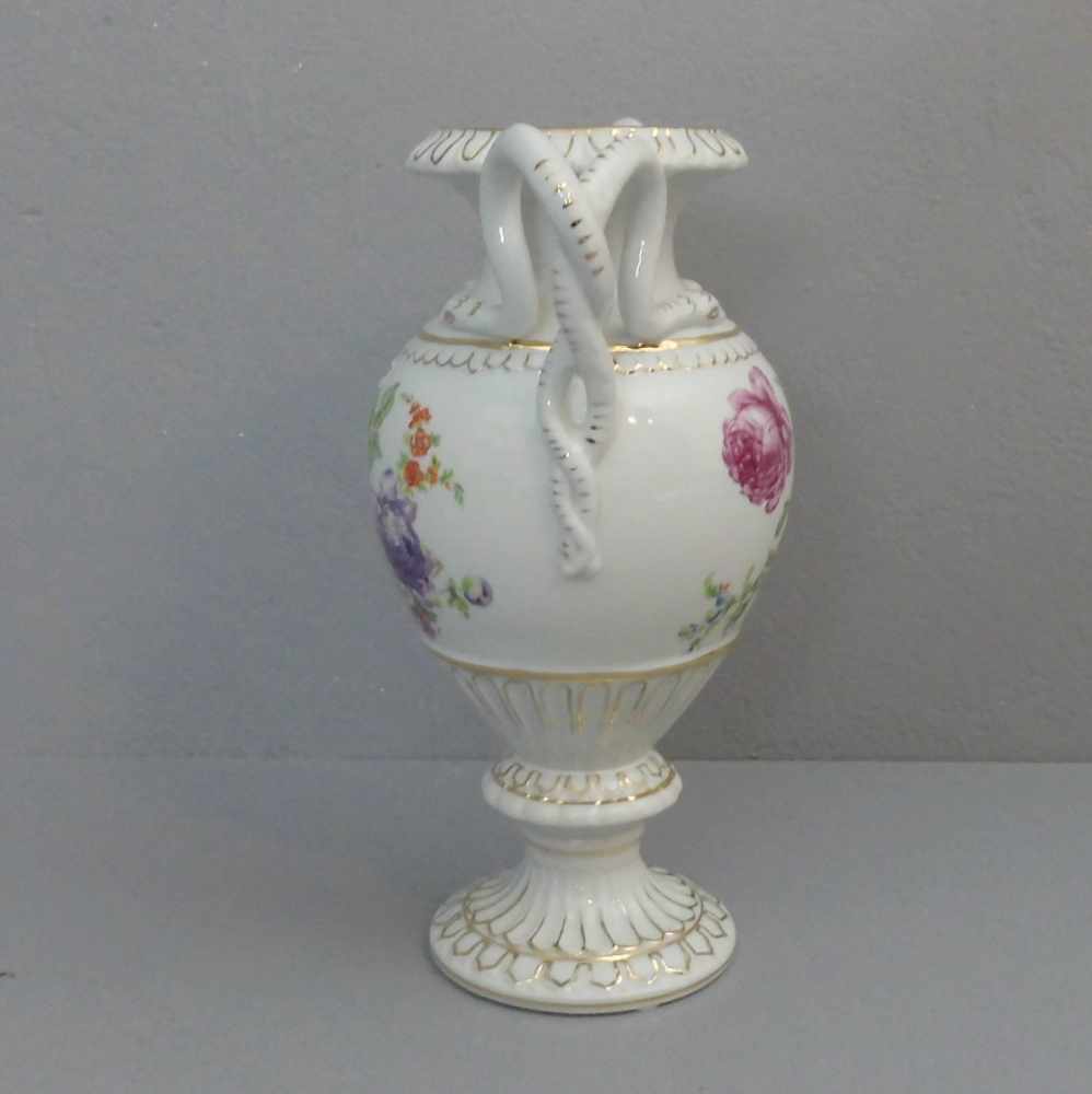 VASE / SCHLANGENVASE, Porzellan, Manufaktur Neundorf (ungemarkt), gebreitet nach Meissner Vorbild. - Bild 2 aus 4