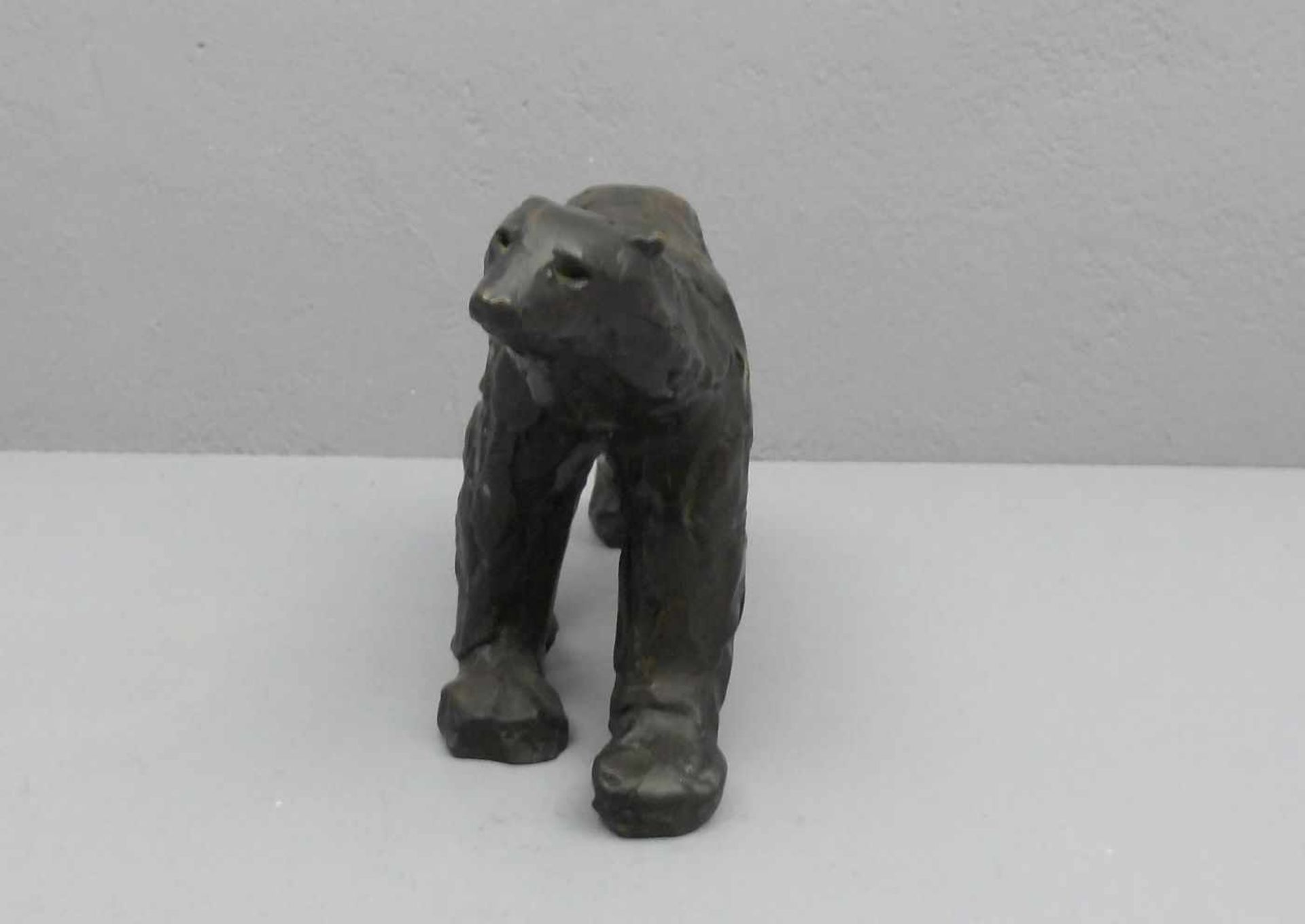 MONOGRAMMIST (P. P., 20. Jh.), Skulptur: "Bär / Eisbär", Bronze, dunkelbraun patiniert, unter dem - Bild 2 aus 5