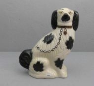 KAMINHUND, sog. Kapitänshund, Keramik, heller Scherben, Staffordshire / England, um 1900. In der