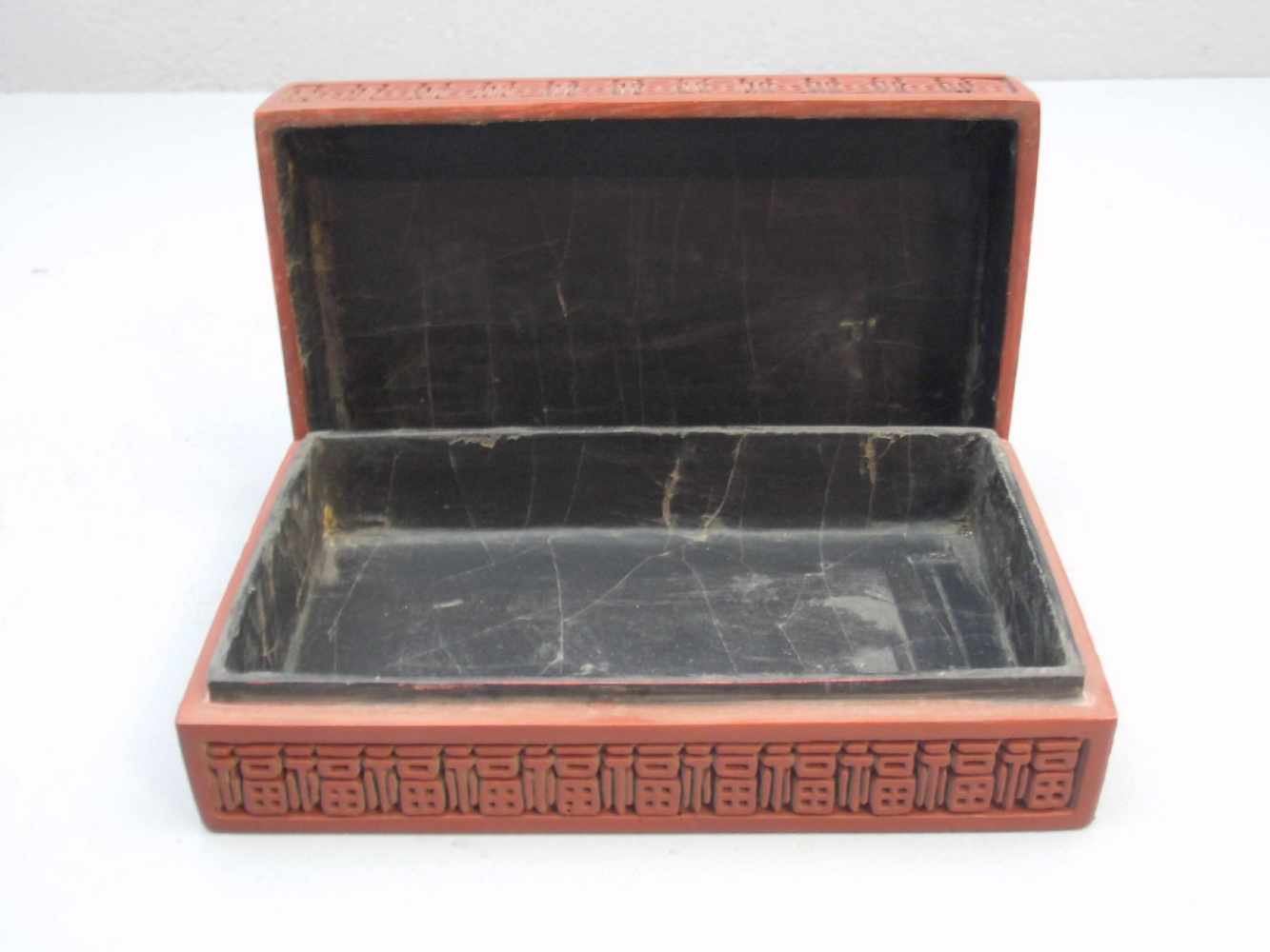 LACKSCHATULLE / DECKELDOSE / lacquer box, China, rot und schwarz staffierte Lackarbeit. - Image 2 of 3