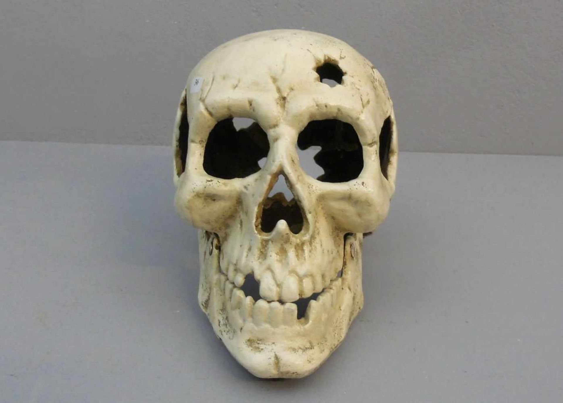 SCHÄDEL / MEMENTO MORI / skull, 20. Jh., Eisen, in leichter Stilisierung naturalistisch gearbeitet - Bild 4 aus 6