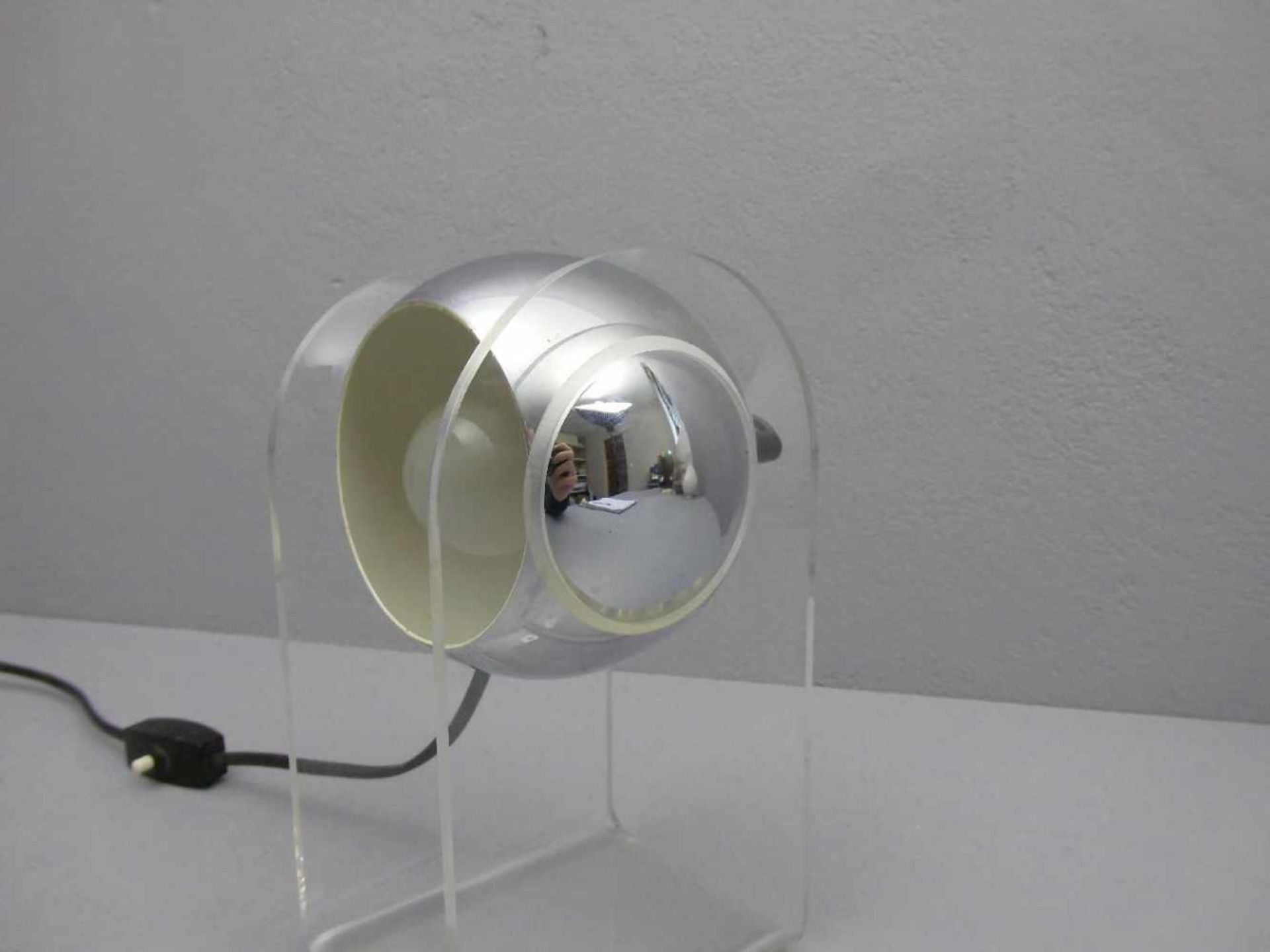 LAMPE / TISCHLAMPE, 1960er / 1970er Jahre, gebogter Acrylglasstand und verchromte kugelförmige - Bild 2 aus 3