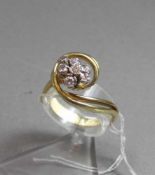 RING, 585er Gelbgold (5,2 g), besetzt mit 7 Brillanten. Ring-Gr. 52 cm; Ringkopf 1,4 cm.