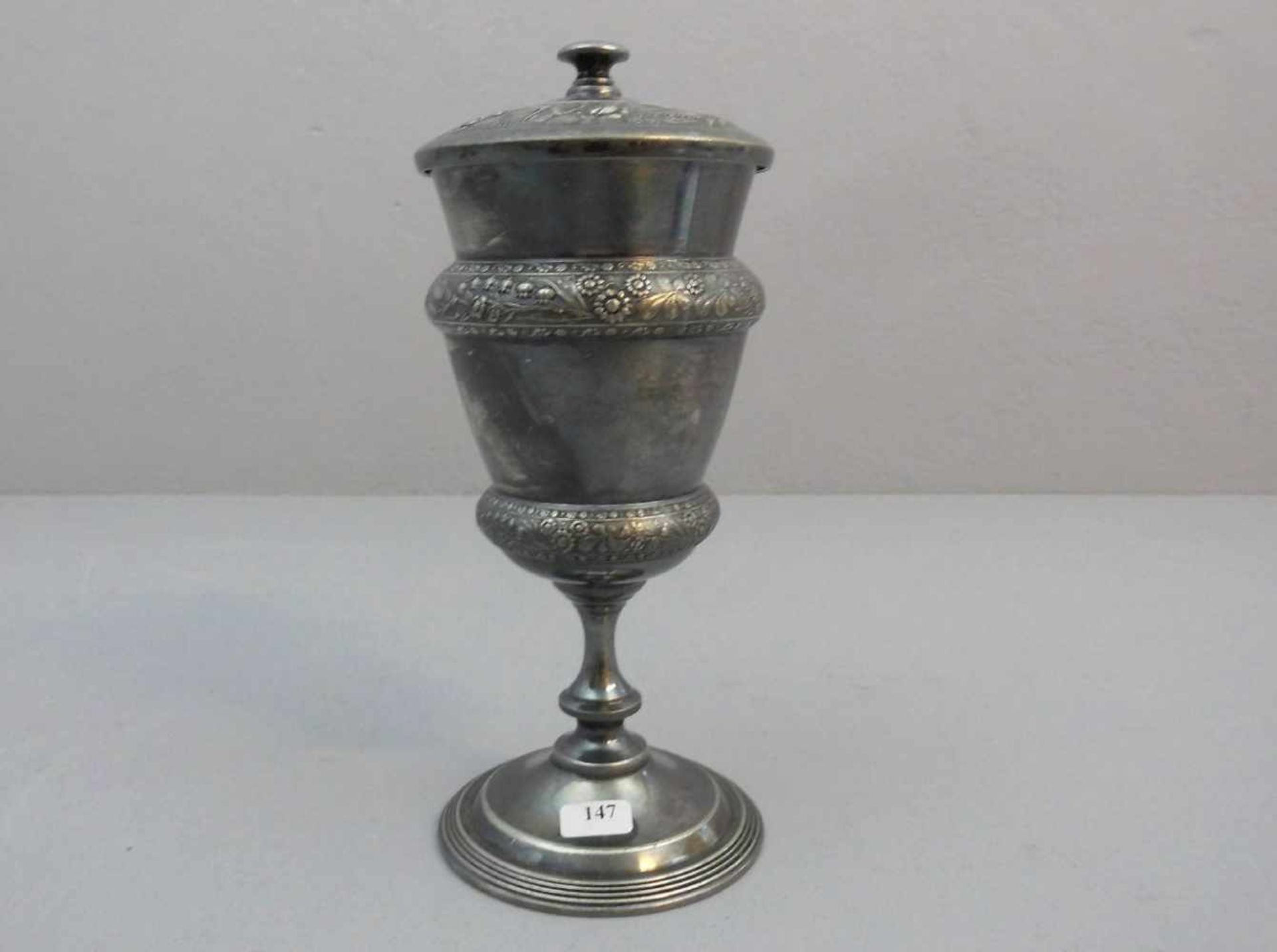 JUGENDSTIL DECKEL - POKAL / art nouveau goblet, silberfarbenes Metall, unter dem Stand u. a.