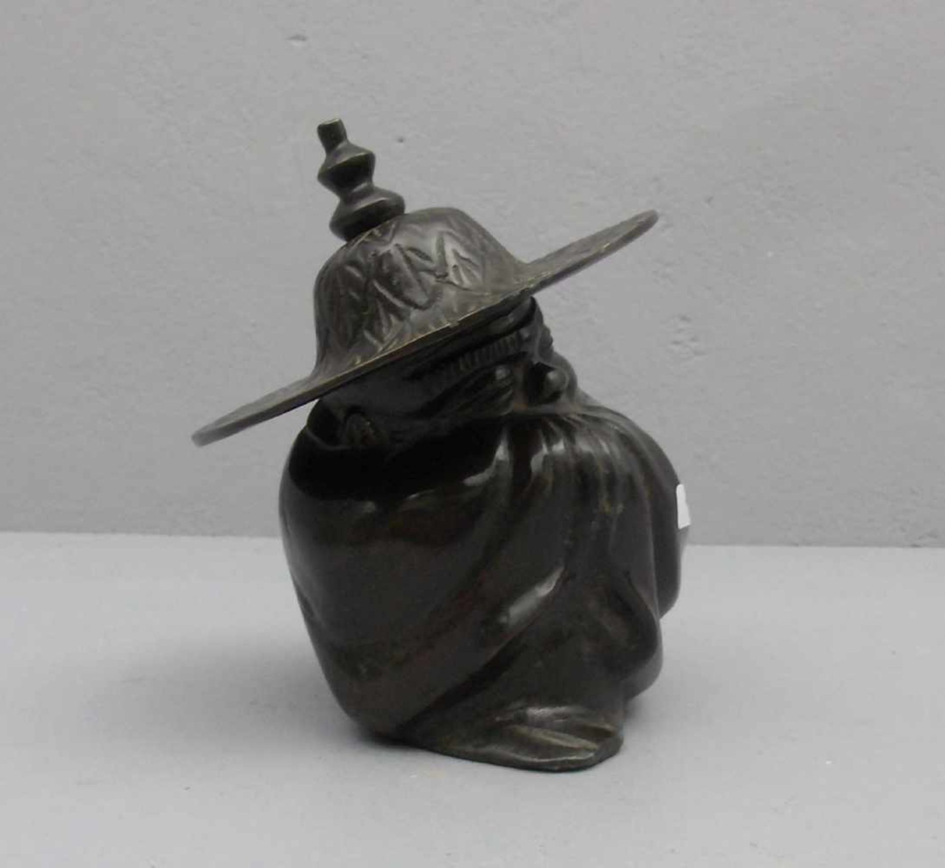 ANONYMUS (19./20. Jh.), Skulptur / sculpture: "Kauernder Chinese", Bronze, dunkelbraun patiniert. - Bild 2 aus 3