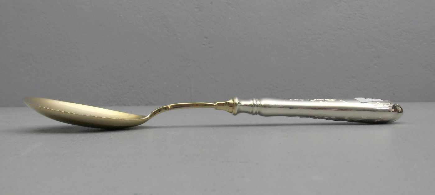 GROSSER JUGENDSTIL VORLEGELÖFFEL / art nouveau serving spoon, versilbertes und vergoldetes Metall, - Image 2 of 4