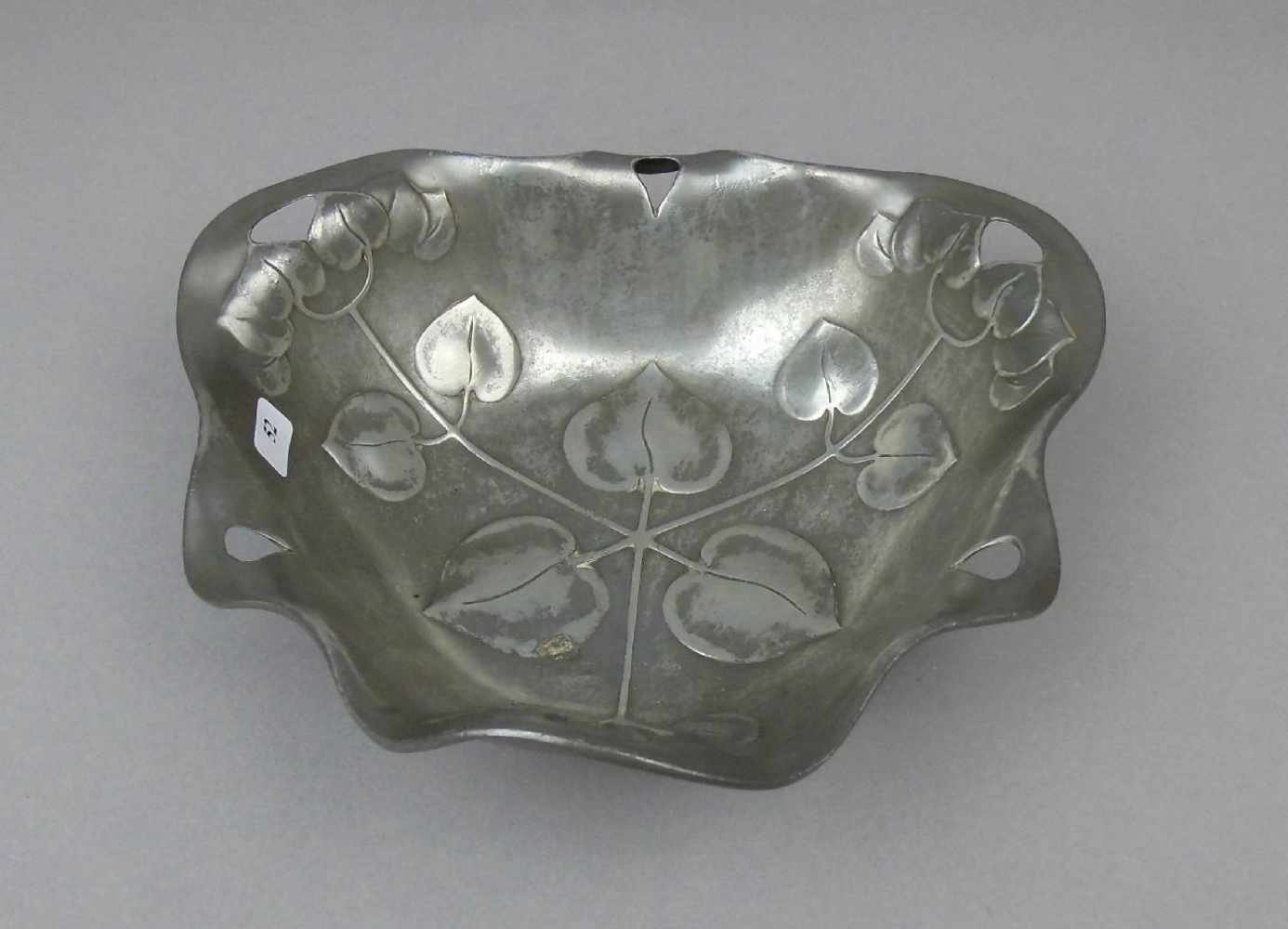 JUGENDSTIL - SCHALE / art nouveau pewter bowl, Zinn (ungemarkt), um 1900. Dreipassige Form mit - Image 2 of 3