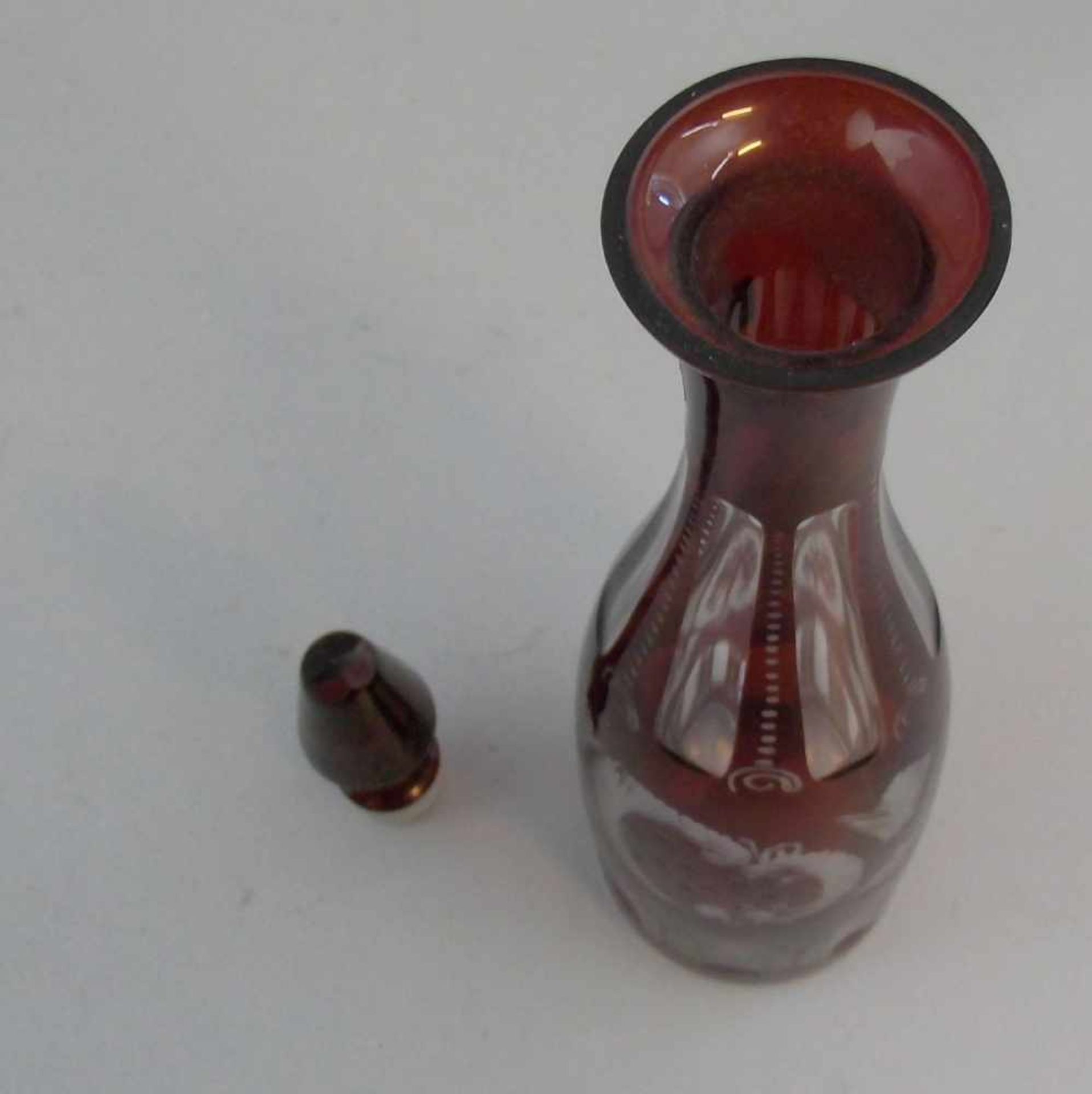 BÖHMISCHE KARAFFE, Glas, rubiniert mit geschliffenem und geätztem Dekor: Rocaillen, Spaliergitter - Bild 2 aus 2