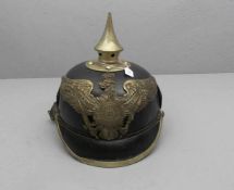 HELM / PREUSSISCHE PICKELHAUBE, lederne Helmglocke mit Schirm, Nackenschirm und Metallmonturen.