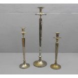 SATZ VON 3 TISCHLEUCHTERN unterschiedlicher Größe / candlestands, verchromtes Metall, 2. Hälfte