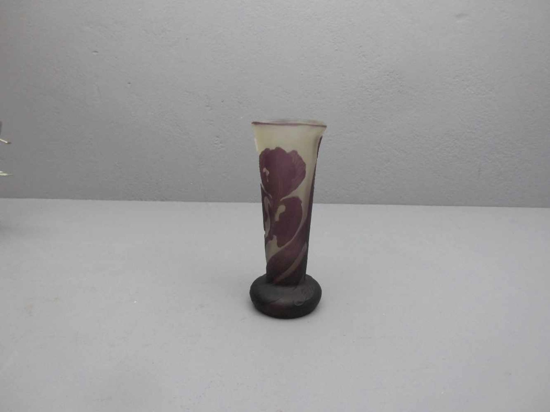 GALLÉ, EMILE (Nancy 1846-1904 ebd.), Miniaturvase "Schwertlilie / Iris" / art nouveau vase.