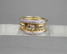 BREITER RING MIT BRILLANTBESATZ, 585er Gelbgold, 7,6 g. Breite Ringschiene mit erhabenem Reliefdekor